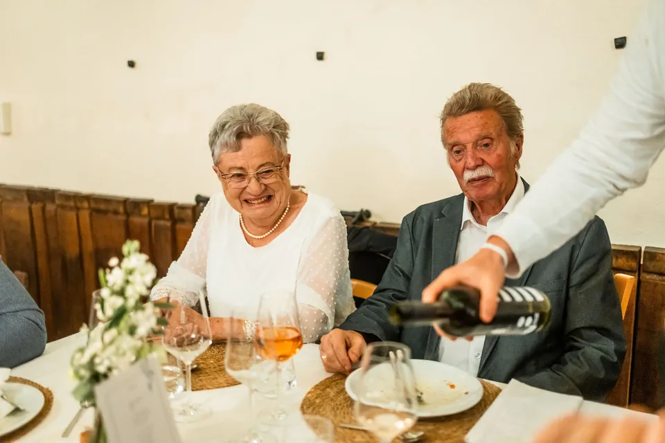 Großeltern lachen am Tisch, Hochzeit auf dem Schlossgut Lüll