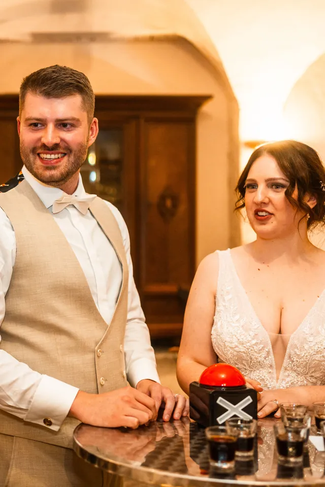 Brautpaar beim Buzzer-Spiel, Hochzeit auf dem Schlossgut Lüll