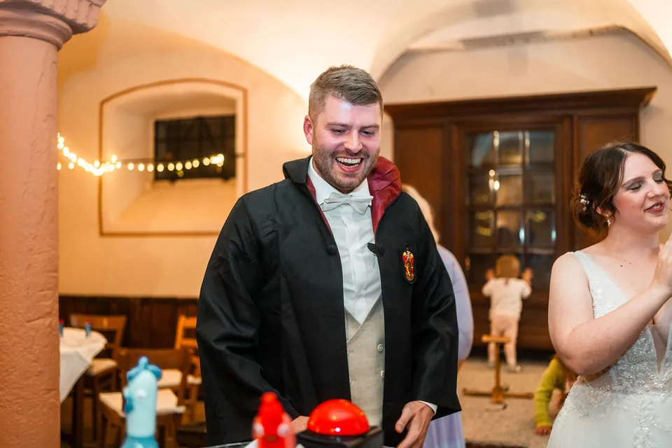 Bräutigam im Umhang beim Spiel, Hochzeit auf dem Schlossgut Lüll