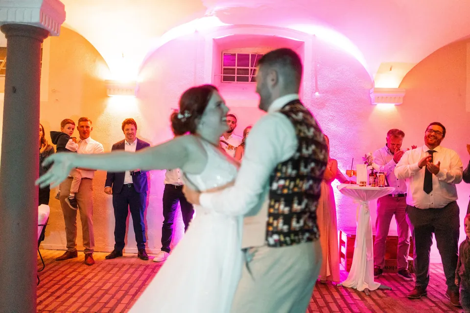 Eröffnungstanz im bunten Licht, Hochzeit auf dem Schlossgut Lüll
