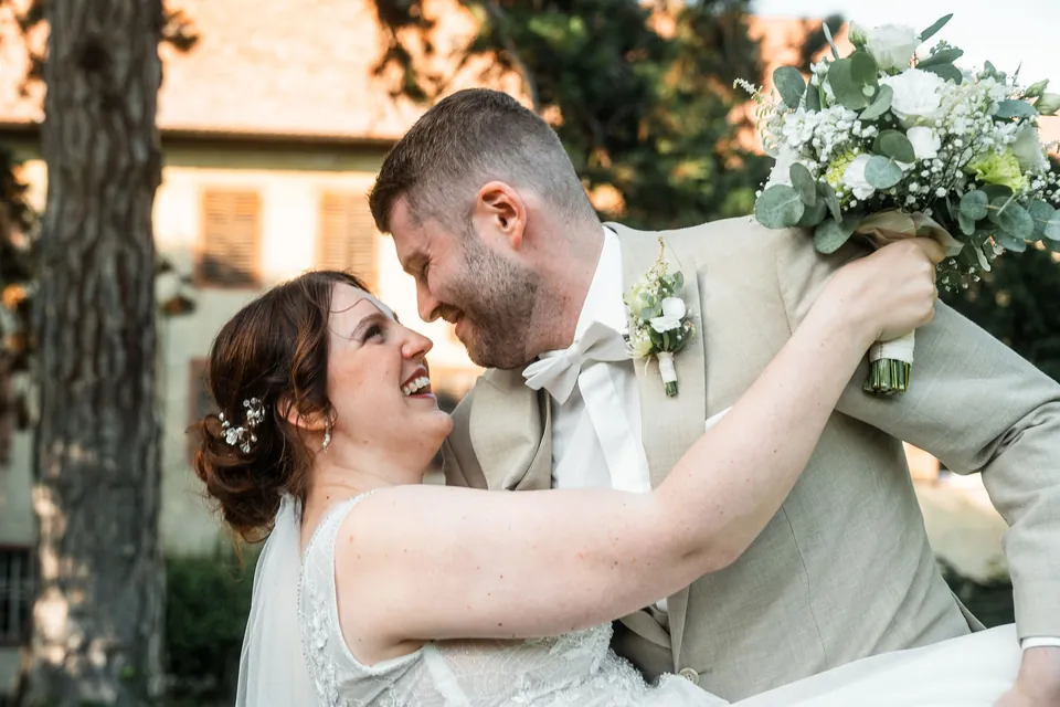 Bräutigam lässt die Braut nach hinten fallen und küsst sie, Hochzeit auf dem Schlossgut Lüll