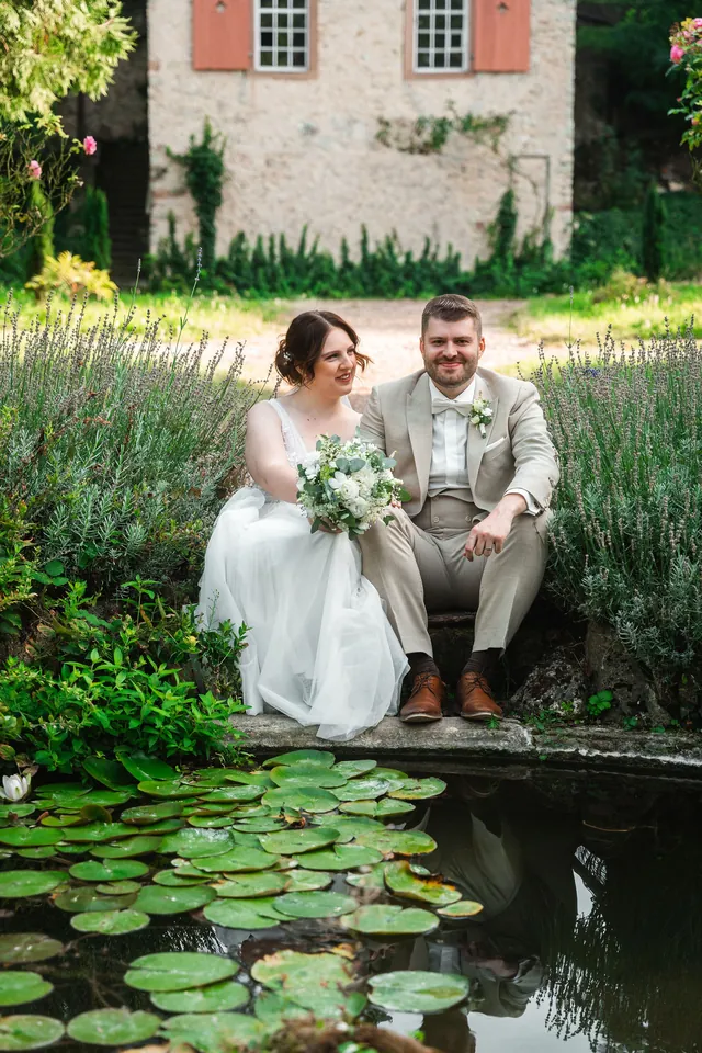 Brautpaar am Seerosenteich, Hochzeit auf dem Schlossgut Lüll