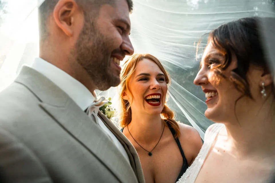 Brautpaar lachend unter dem Schleier, Hochzeit auf dem Schlossgut Lüll