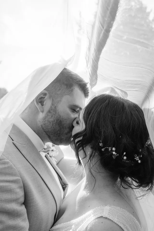 Brautpaar unter dem Schleier, schwarz-weiß, Hochzeit auf dem Schlossgut Lüll