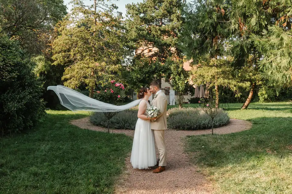 Brautpaar mit wehendem Schleier im Park, Hochzeit auf dem Schlossgut Lüll