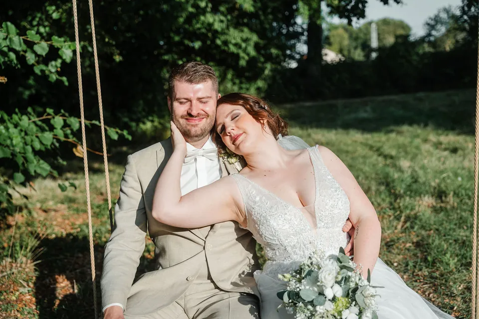 Brautpaar entspannt auf der Hollywoodschaukel, Hochzeit auf dem Schlossgut Lüll