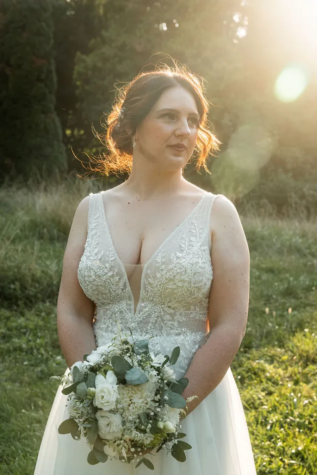 Braut mit Brautstrauß im Abendlicht, Hochzeit auf dem Schlossgut Lüll