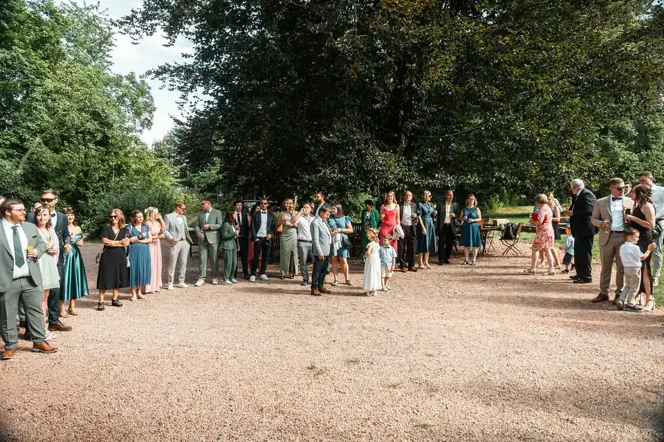 Gäste bilden ein Spalier für das Brautpaar, Hochzeit auf dem Schlossgut Lüll