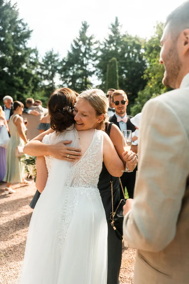 Herzliche Umarmung bei der Gratulation, Hochzeit auf dem Schlossgut Lüll