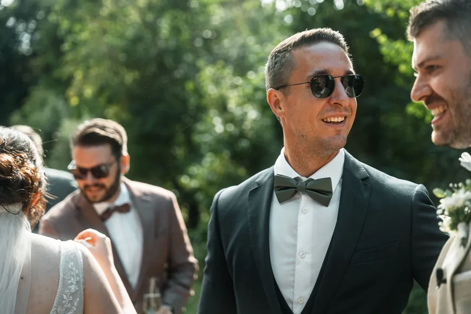 Gast lacht mit Sonnenbrille, Hochzeit auf dem Schlossgut Lüll