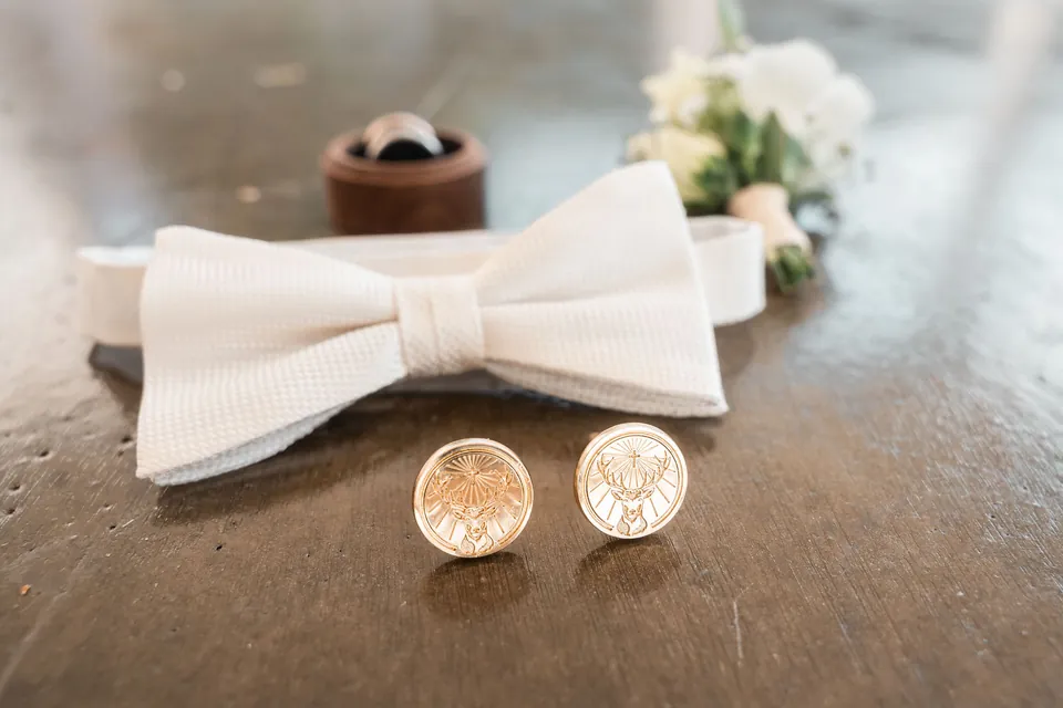 Fliege, Manschettenknöpfe und Ringe, Hochzeit auf dem Schlossgut Lüll