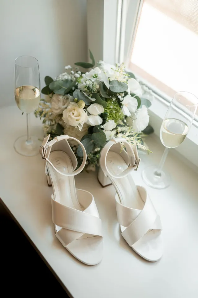 Brautschuhe und Brautstrauß auf der Fensterbank, Hochzeit auf dem Schlossgut Lüll