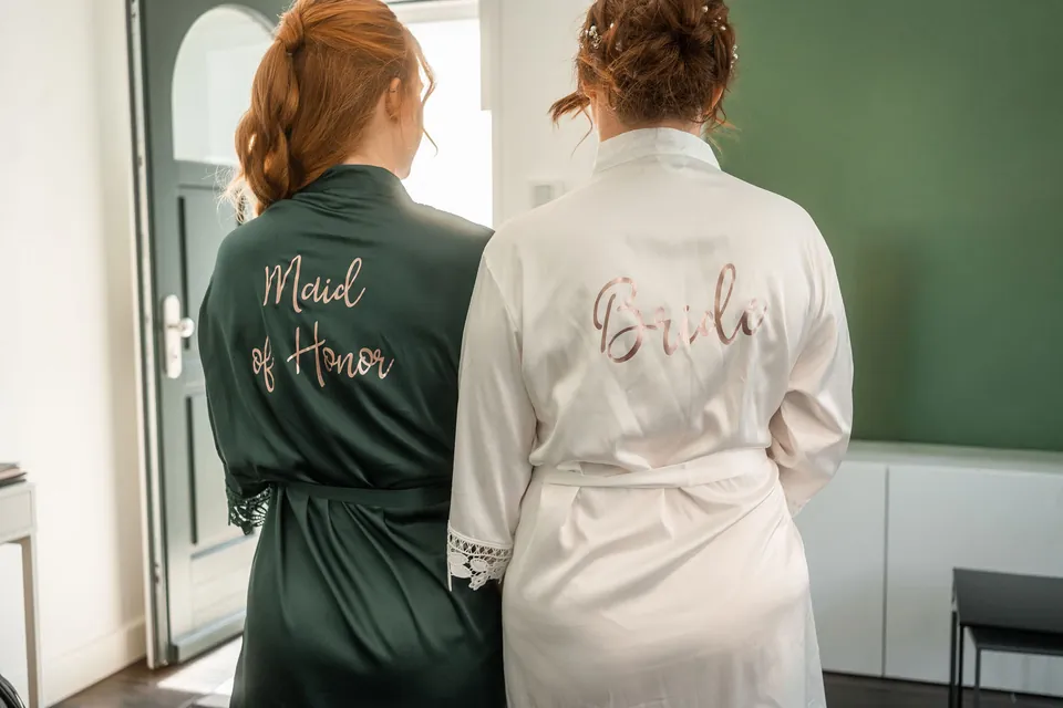 Trauzeugin und Braut in Morgenmänteln, Hochzeit auf dem Schlossgut Lüll
