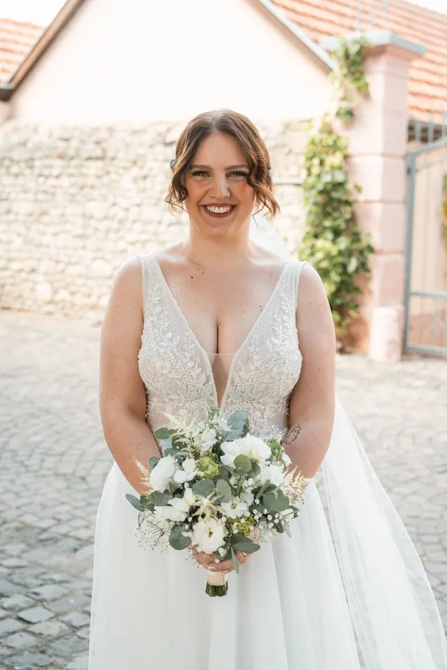 Braut fertig im Hof, Hochzeit auf dem Schlossgut Lüll