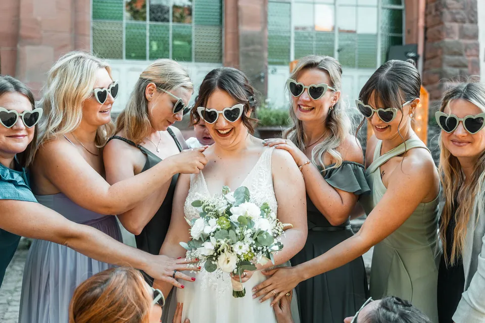 Freundinnen mit Sonnenbrillen um die Braut, Hochzeit auf dem Schlossgut Lüll