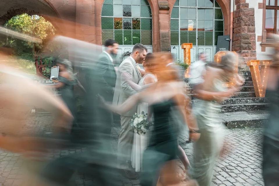 Gäste rennen um das Brautpaar, Hochzeit auf dem Schlossgut Lüll