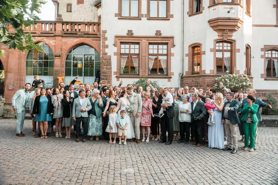 Gruppenbild mit allen Gästen, Hochzeit auf dem Schlossgut Lüll