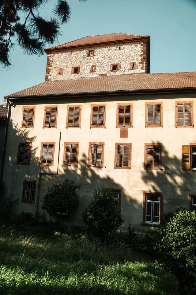 Fassade des Schlossguts im Sommerlicht, Hochzeit auf dem Schlossgut Lüll