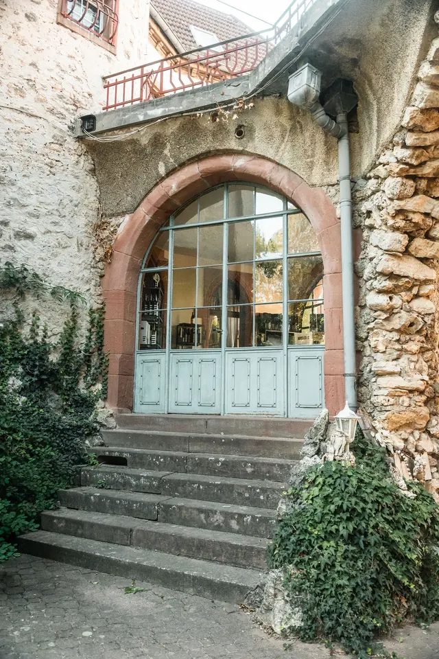 Eingang mit Rundbogen und Treppe, Hochzeit auf dem Schlossgut Lüll