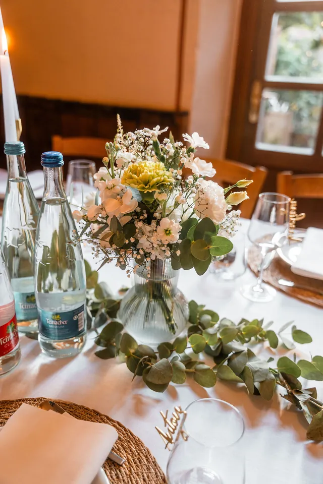 Tischdekoration mit Blumen und Eukalyptus, Hochzeit auf dem Schlossgut Lüll