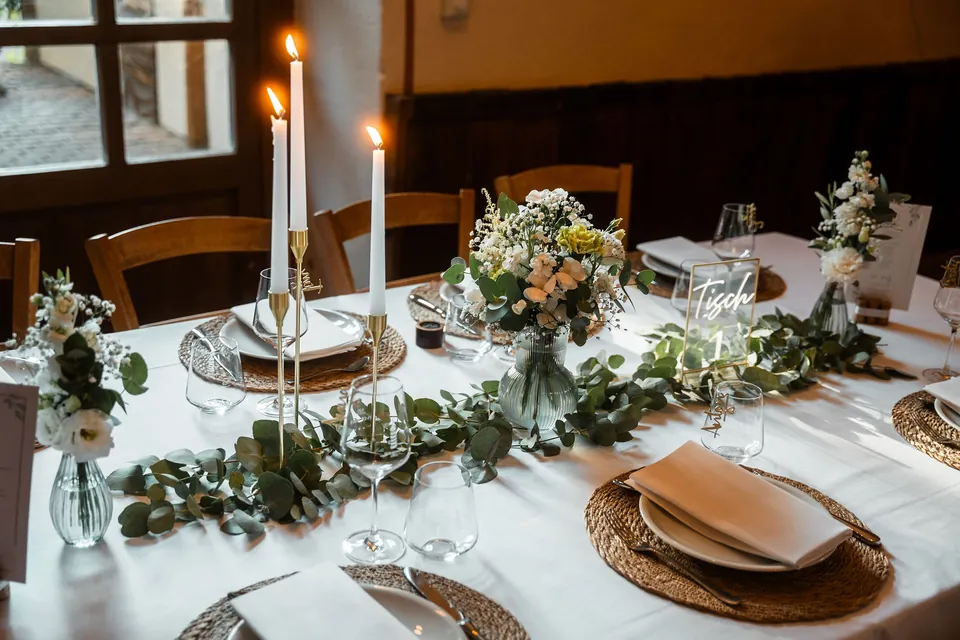 Festtafel mit Kerzen und Eukalyptusgirlande, Hochzeit auf dem Schlossgut Lüll