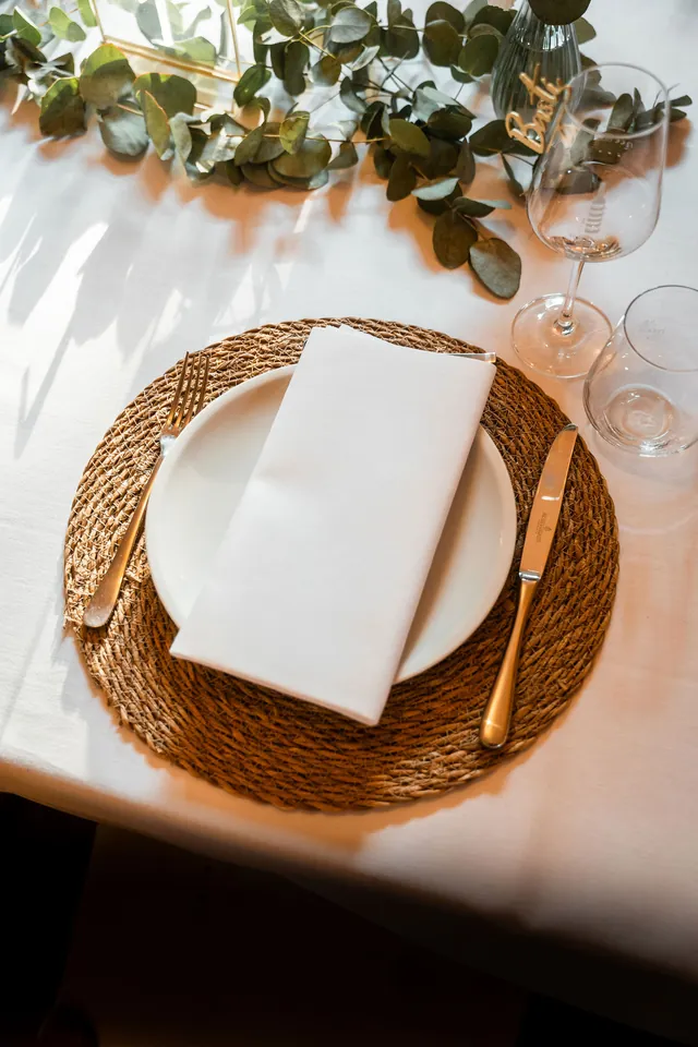 Gedeck mit Rattan-Platzteller, Hochzeit auf dem Schlossgut Lüll