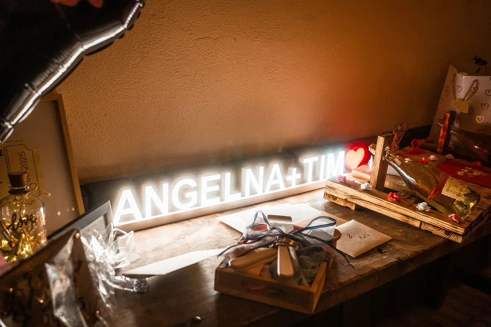Leuchtschrift Angelina und Tim auf dem Geschenketisch, Hochzeit auf dem Schlossgut Lüll