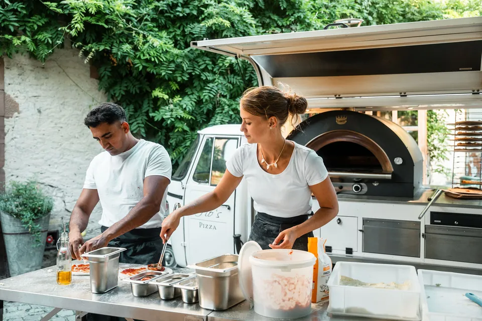 Pizzatruck mit Holzofen im Hof, Hochzeit auf dem Schlossgut Lüll