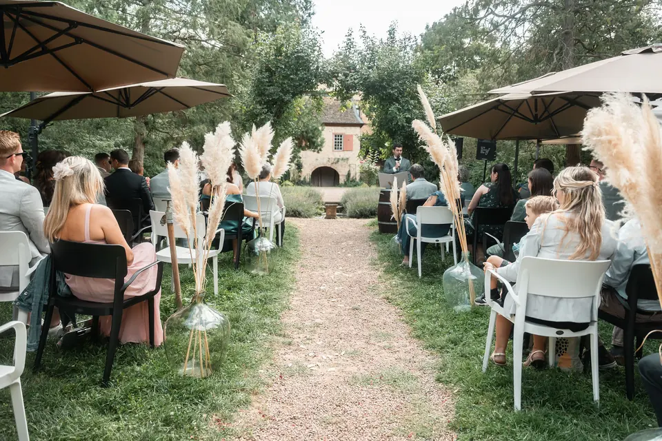 Gäste unter Sonnenschirmen vor der freien Trauung, Hochzeit auf dem Schlossgut Lüll