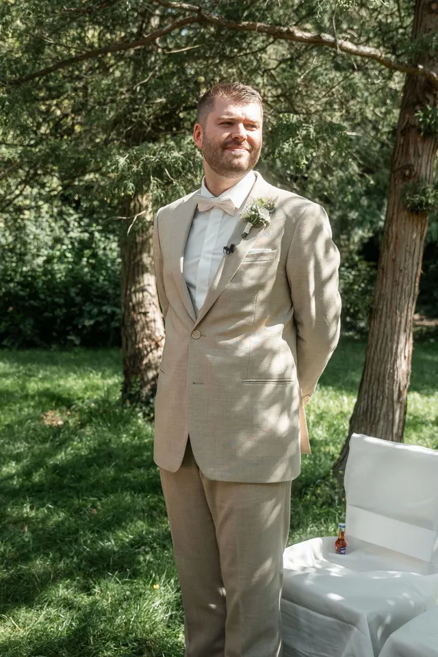 Bräutigam wartet auf seine Braut, Hochzeit auf dem Schlossgut Lüll