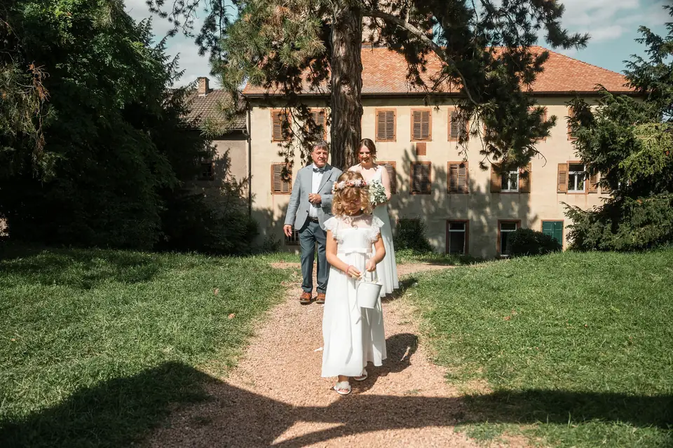 Blumenmädchen auf dem Weg zum Traubogen, Hochzeit auf dem Schlossgut Lüll