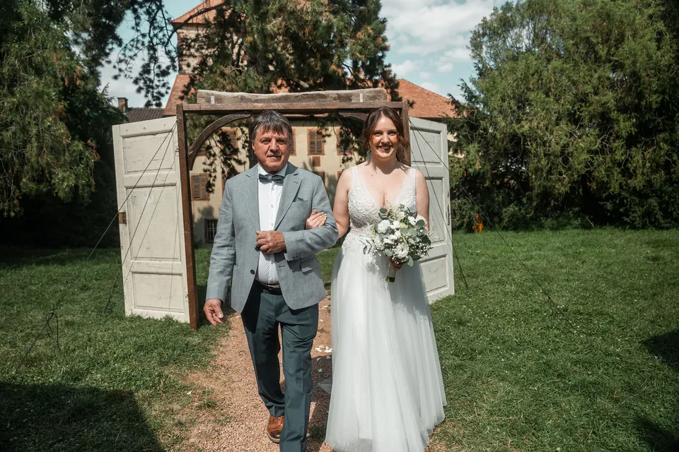 Braut kommt mit ihrem Vater, Hochzeit auf dem Schlossgut Lüll