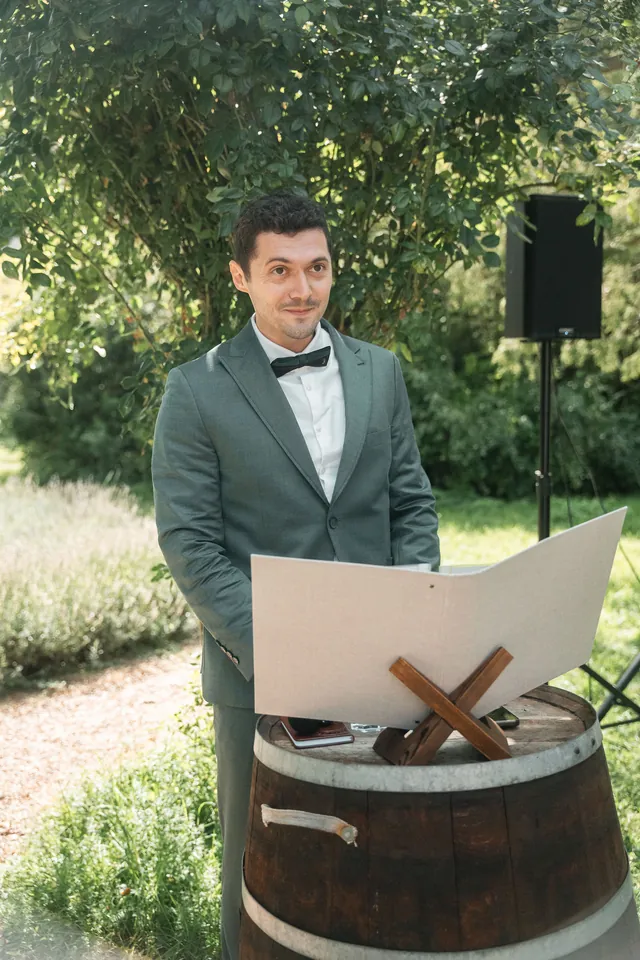 Trauredner bei der Zeremonie, Hochzeit auf dem Schlossgut Lüll