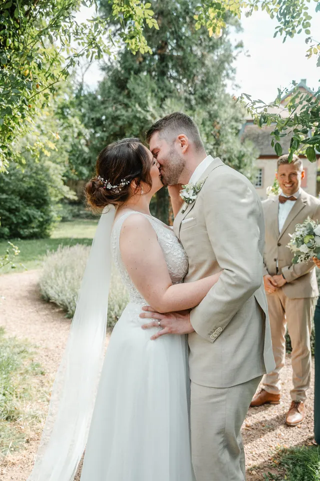 Der erste Kuss, Hochzeit auf dem Schlossgut Lüll