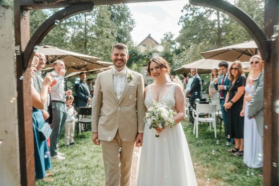 Auszug durch den Bogen Welcome to our forever, Hochzeit auf dem Schlossgut Lüll