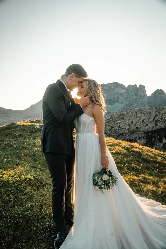 Brautpaar Stirn an Stirn im letzten Licht, After-Wedding-Shooting in den Dolomiten