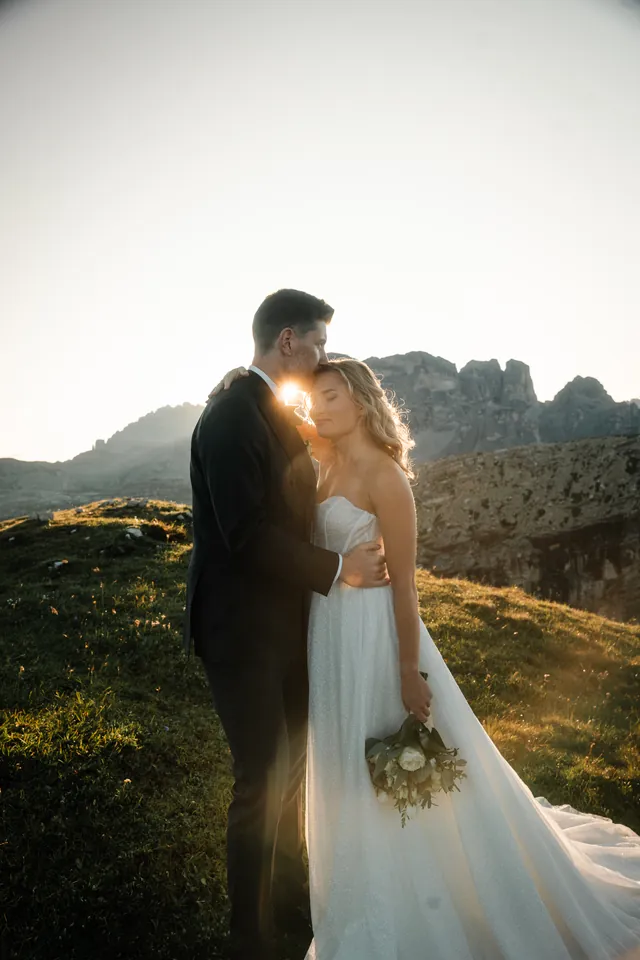 Brautpaar umarmt sich in der untergehenden Sonne, After-Wedding-Shooting in den Dolomiten