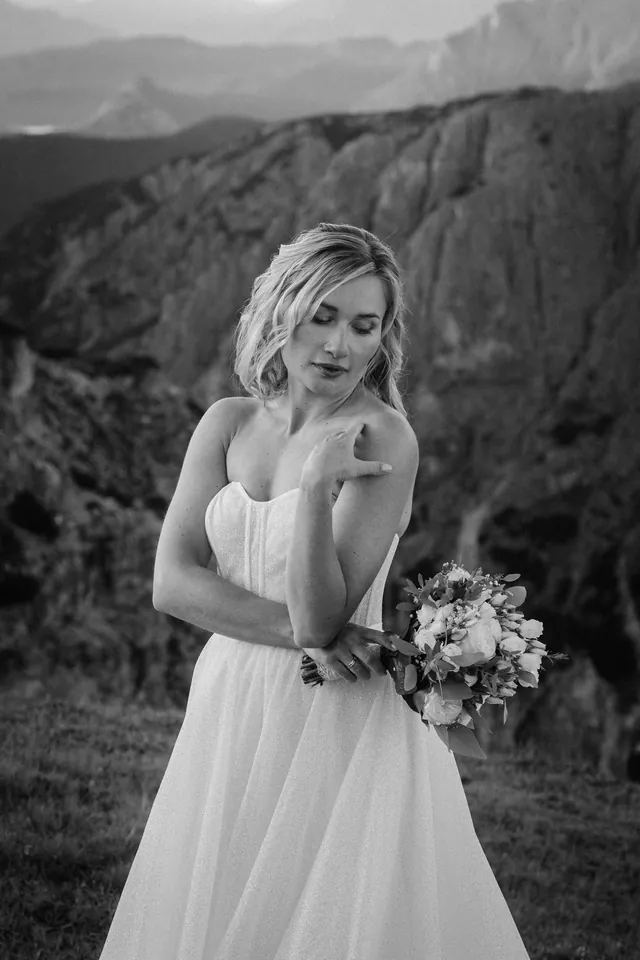 Braut mit Brautstrauß, schwarz-weiß, After-Wedding-Shooting in den Dolomiten