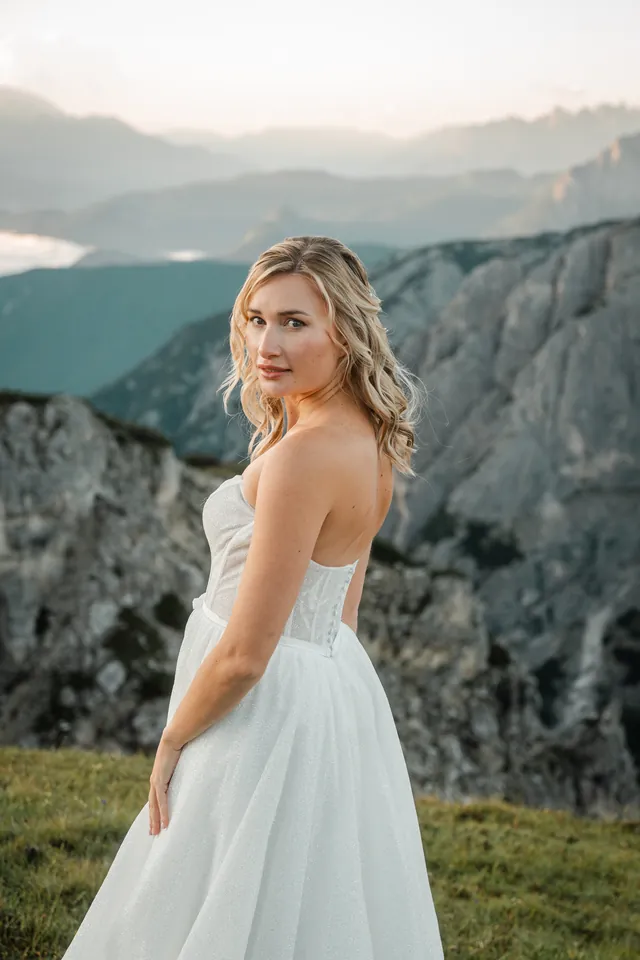Braut blickt in die Kamera, After-Wedding-Shooting in den Dolomiten