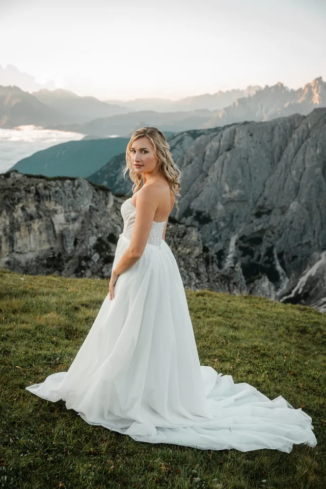 Braut im Abendlicht vor den Bergen, After-Wedding-Shooting in den Dolomiten