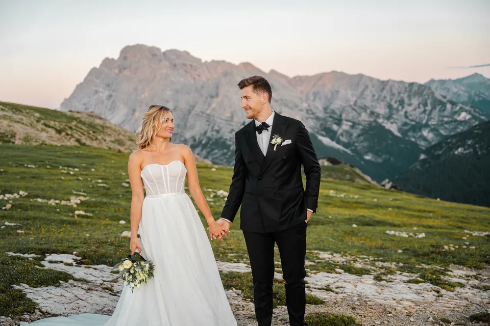 Brautpaar lächelnd vor den Gipfeln, After-Wedding-Shooting in den Dolomiten