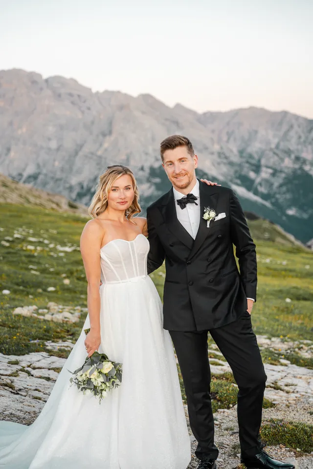 Brautpaar Arm in Arm im Abendlicht, After-Wedding-Shooting in den Dolomiten