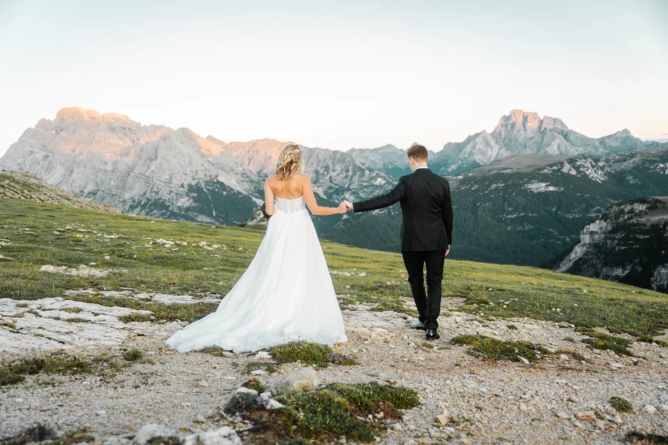 Brautpaar Hand in Hand vor dem Bergmassiv, After-Wedding-Shooting in den Dolomiten