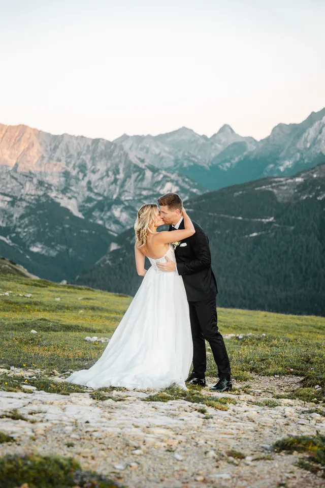 Kuss vor dem Bergpanorama, After-Wedding-Shooting in den Dolomiten
