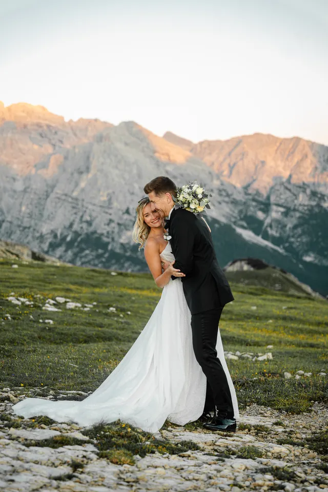 Bräutigam hebt die Braut an, After-Wedding-Shooting in den Dolomiten