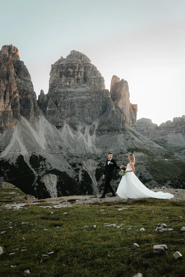 Brautpaar klein vor den Drei Zinnen, After-Wedding-Shooting in den Dolomiten