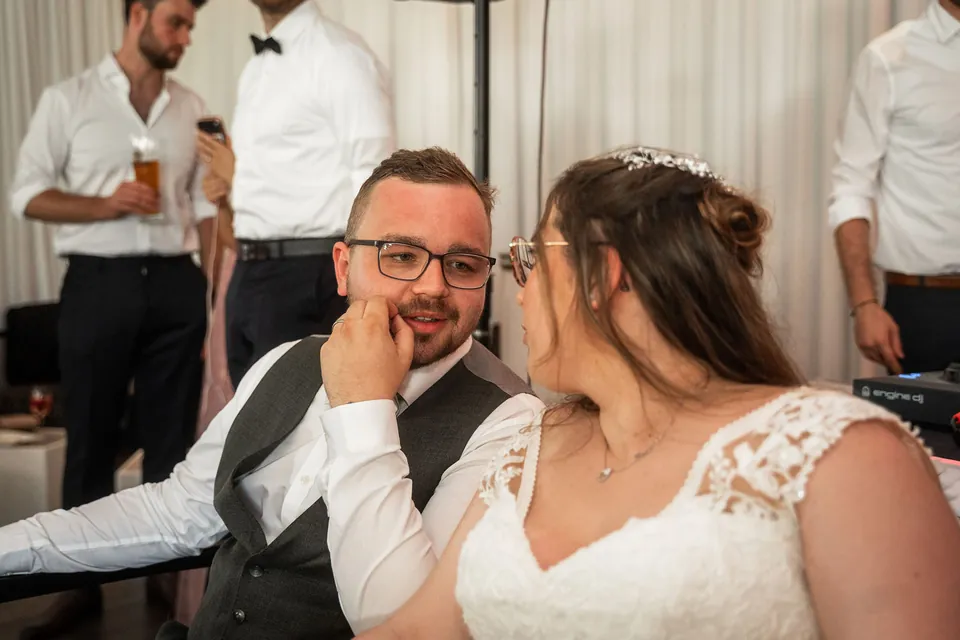 Brautpaar lacht zusammen, Hochzeit im Moods