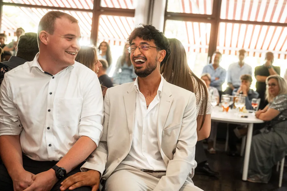 Gäste lachen am Tisch, Hochzeit im Moods