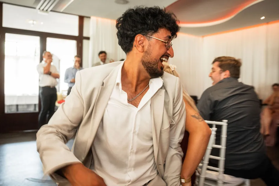 Gast tanzt ausgelassen, Hochzeit im Moods