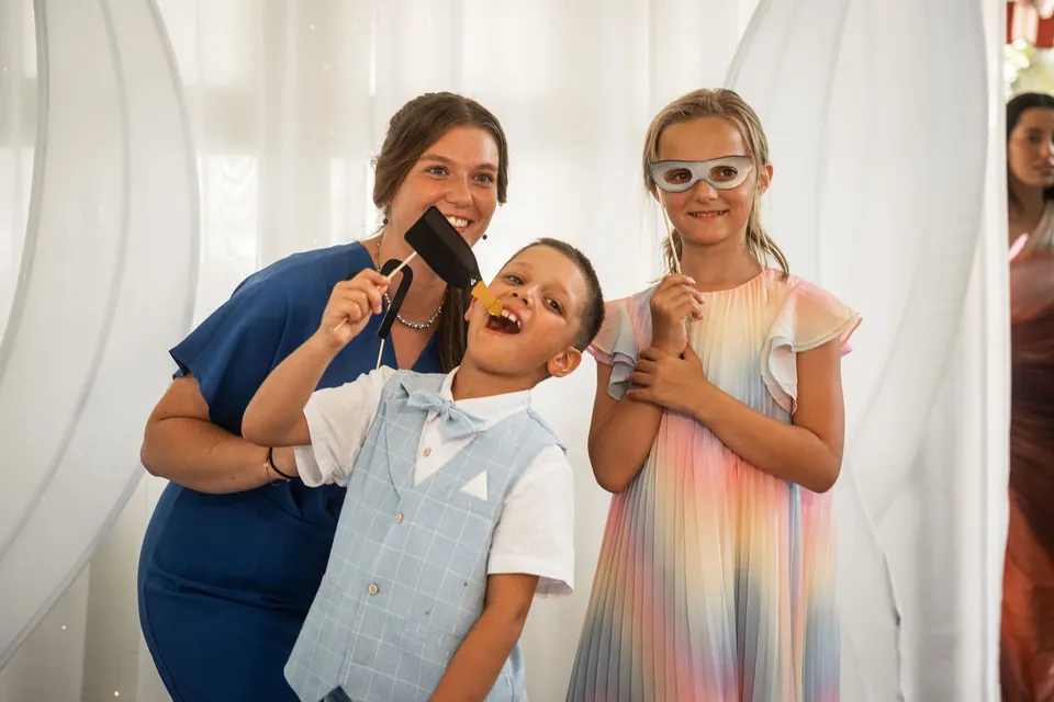 Kinder lachen in die Kamera, Hochzeit im Moods